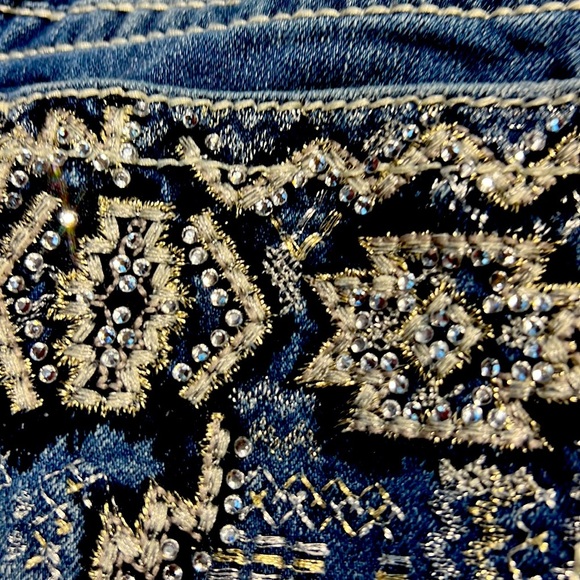 Miss Me jeans size 26 with glittering beads in the back of the jeans - Picture 3 of 11